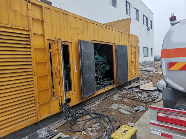 迭部如何在发电机出租合同中约定设备的维修和保养责任？