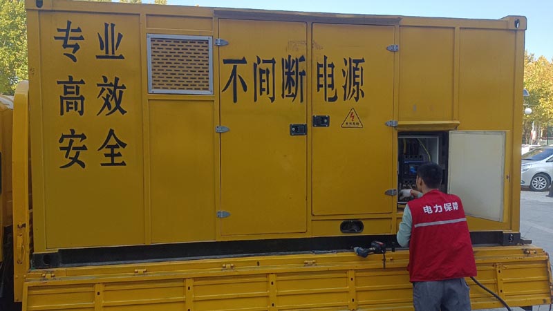 迭部柴油发电机组和UPS电源配合使用时，如何避免切换过程中的电力中断？