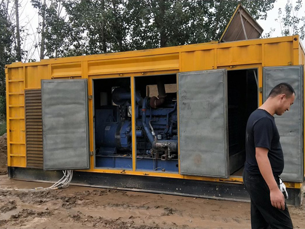 迭部进行柴油发电机组电瓶容量测试时，有哪些注意事项？